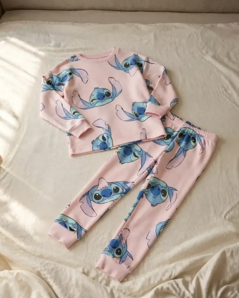 Pembe renkli Stitch karakter baskılı uzun kollu kız çocuk pijama takımı – stilist ürün parçaları kompozisyonu