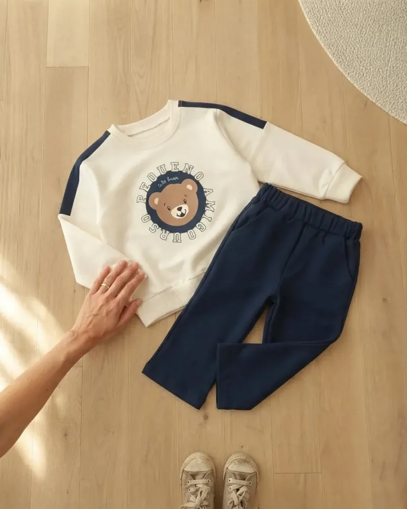 Erkek çocuk için lacivert pantolon ve beyaz ayıcıklı sweatshirt takım – stilist ürün parçaları kompozisyonu