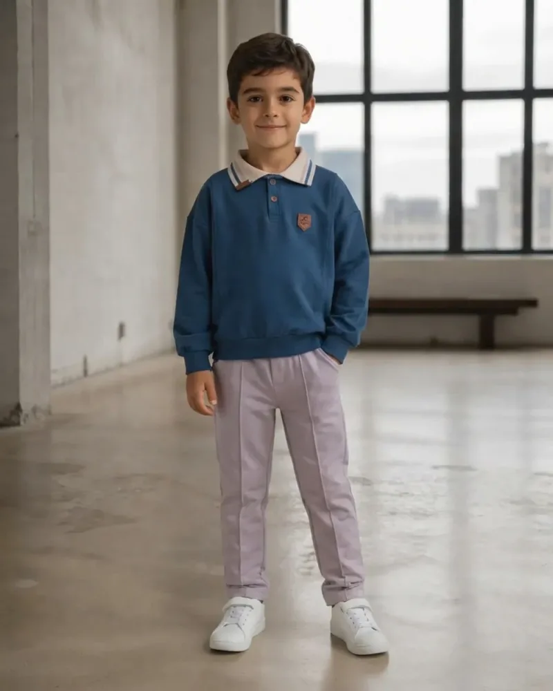 Erkek çocuk mavi polo yakalı uzun kollu üst ve açık renk pantolon takım giymiş model – sentetik çocuk manken ile hero görünümü