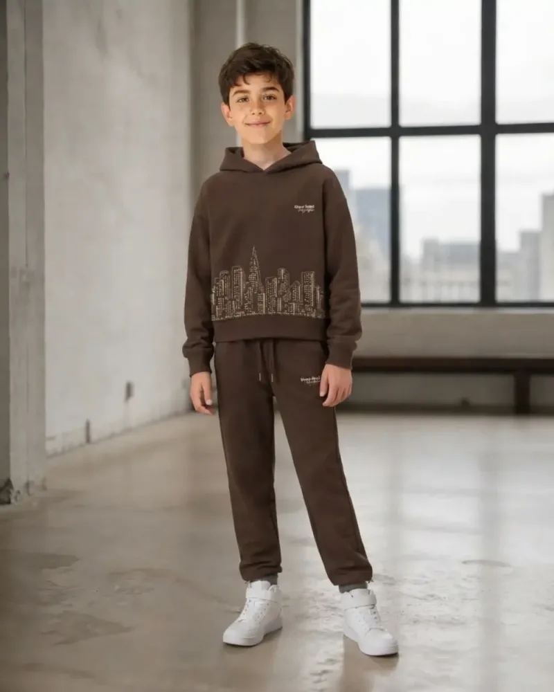 Koyu kahverengi kapüşonlu sweatshirt ve bağcıklı pantolon erkek çocuk mevsimlik eşofman takımı – sentetik çocuk manken ile hero görünümü