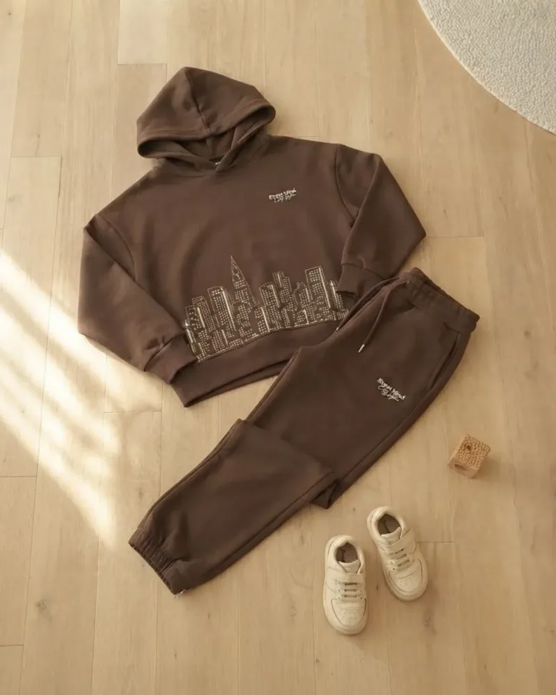 Koyu kahverengi kapüşonlu sweatshirt ve bağcıklı pantolon erkek çocuk mevsimlik eşofman takımı – stilist ürün parçaları kompozisyonu