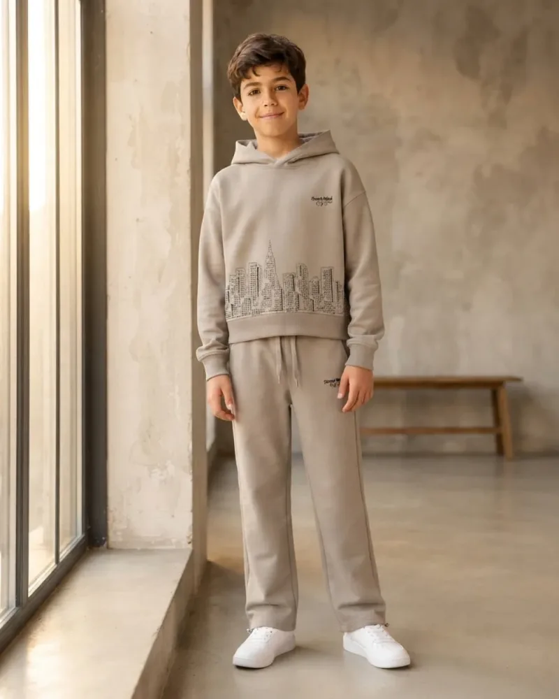 Bej renkli kapüşonlu sweatshirt ve uzun eşofman altından oluşan erkek çocuk mevsimlik eşofman takımı – sentetik çocuk manken ile hero görünümü