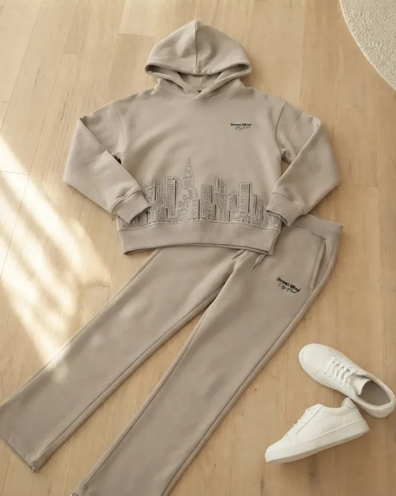 Bej renkli kapüşonlu sweatshirt ve bağcıklı pantolonlu erkek çocuk eşofman takımı – stilist ürün parçaları kompozisyonu