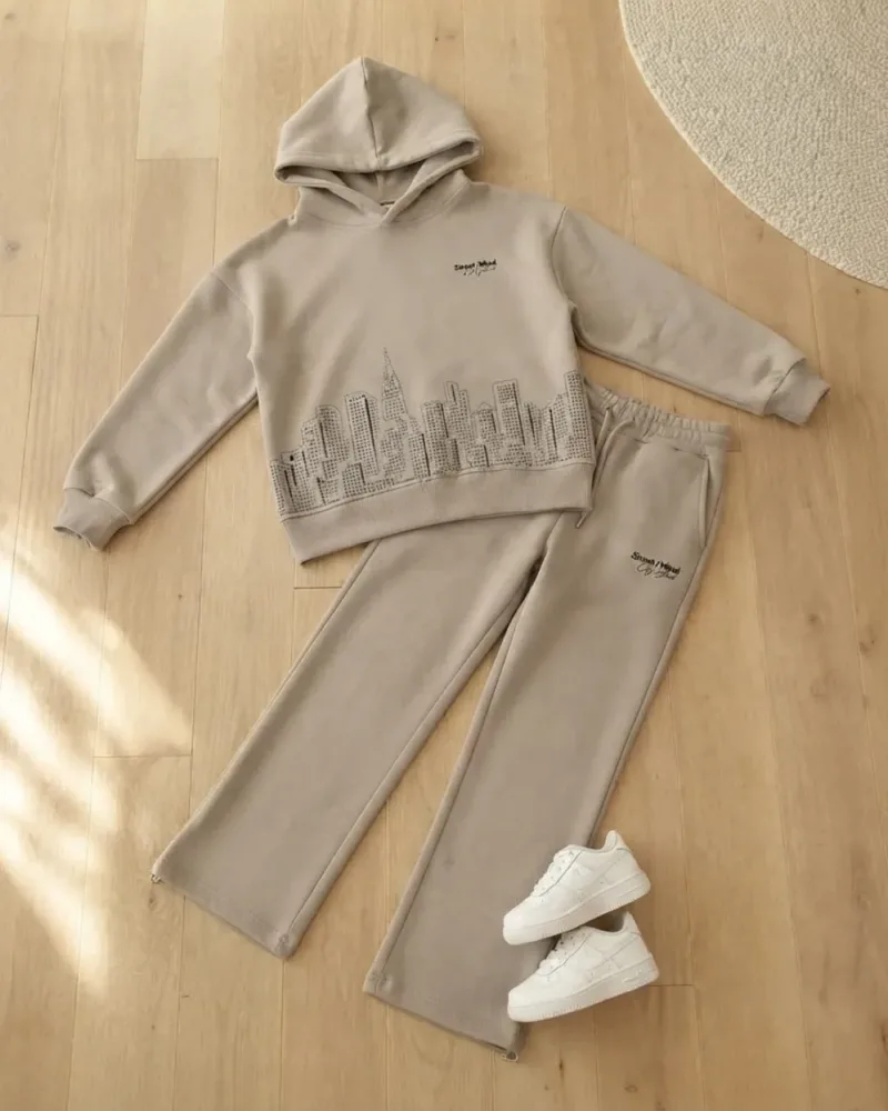 Erkek çocuk bej kapüşonlu sweatshirt ve bağcıklı pantolonlu eşofman takımı – stilist ürün parçaları kompozisyonu