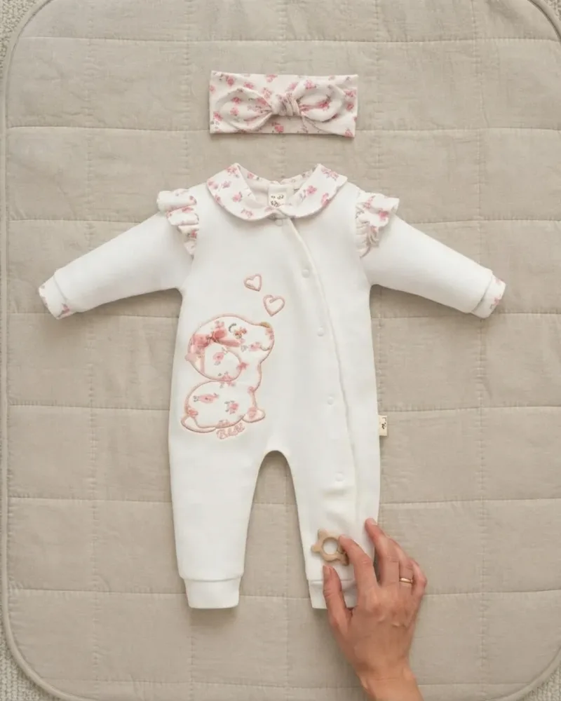 Cute Baskılı Kız Bebek Tulum – Beyaz – stilist ürün parçaları kompozisyonu