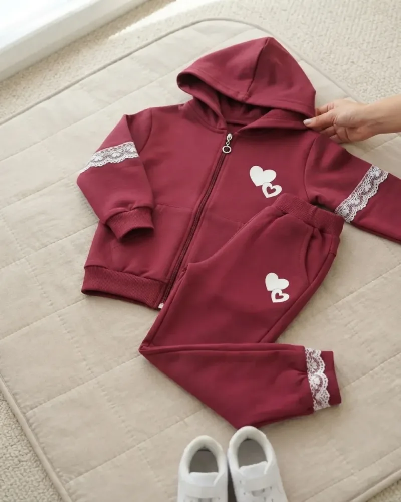 Bordo kalp nakışlı dantel detaylı kız çocuk 4 parça takım giyen çocuk modeli – stilist ürün parçaları kompozisyonu