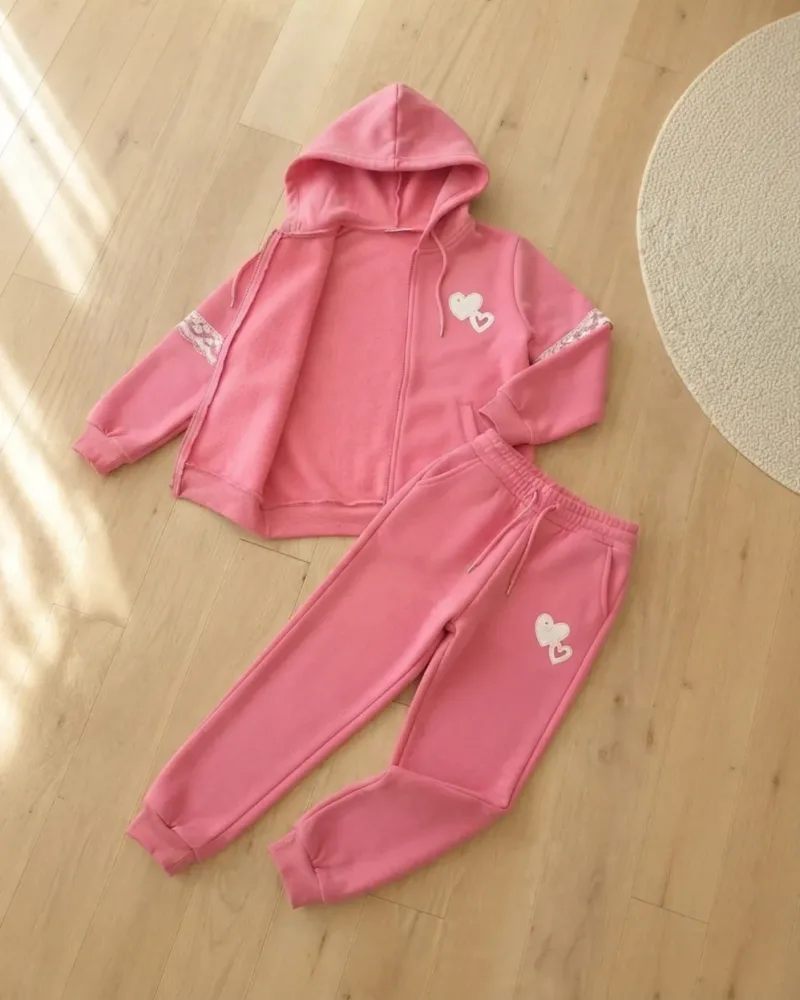 Kız çocuk pembe 3 ip şardonlu 2 parçalı eşofman takımı, kapüşonlu sweatshirt ve lastikli paçalı alt eşofman – stilist ürün parçaları kompozisyonu