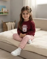 Vişne reçeli baskılı bordo sweatshirt ve desenli pembe kareli pantolonlu kız çocuk takımı – sentetik çocuk manken ile hero görünümü
