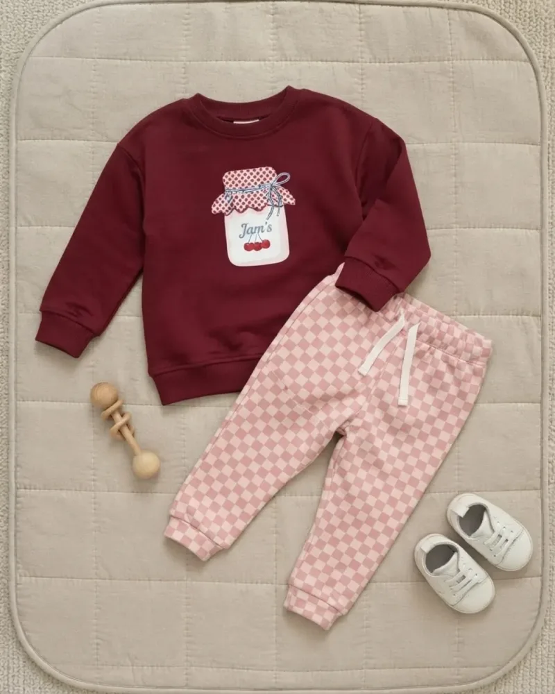 Vişne reçeli baskılı bordo sweatshirt ve desenli pembe kareli pantolonlu kız çocuk takımı – stilist ürün parçaları kompozisyonu