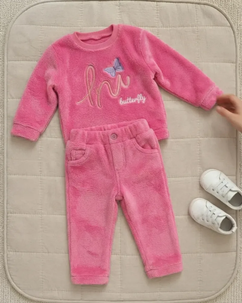 Pembe kelebek nakışlı well soft peluş kız çocuk takımı giymiş çocuk – stilist ürün parçaları kompozisyonu