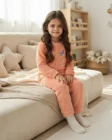 Somon renk kelebek nakışlı well soft peluş kız çocuk rahat takım – sentetik çocuk manken ile hero görünümü