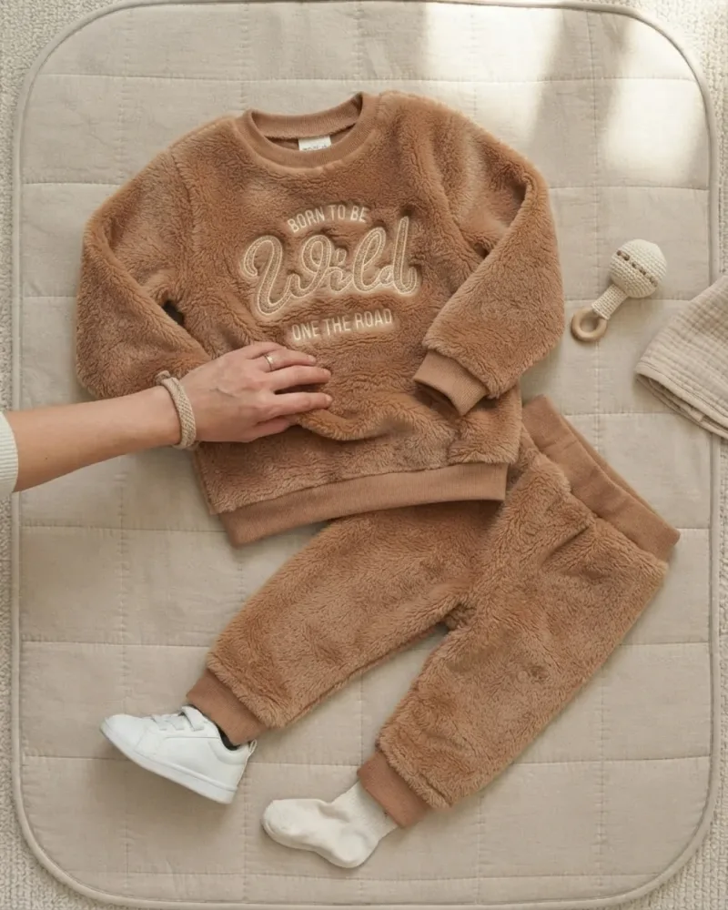 Nakışlı well soft peluş kahverengi erkek çocuk takımı giymiş küçük erkek çocuk – stilist ürün parçaları kompozisyonu