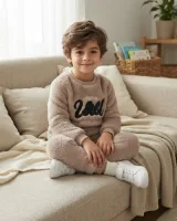 Bej renkli nakışlı well soft peluş erkek çocuk takım seti, uzun kollu sweatshirt ve eşofman altı ile – sentetik çocuk manken ile hero görünümü