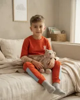 Erkek çocuk turuncu renk sweatshirt ve eşofman altı takım model – sentetik çocuk manken ile hero görünümü