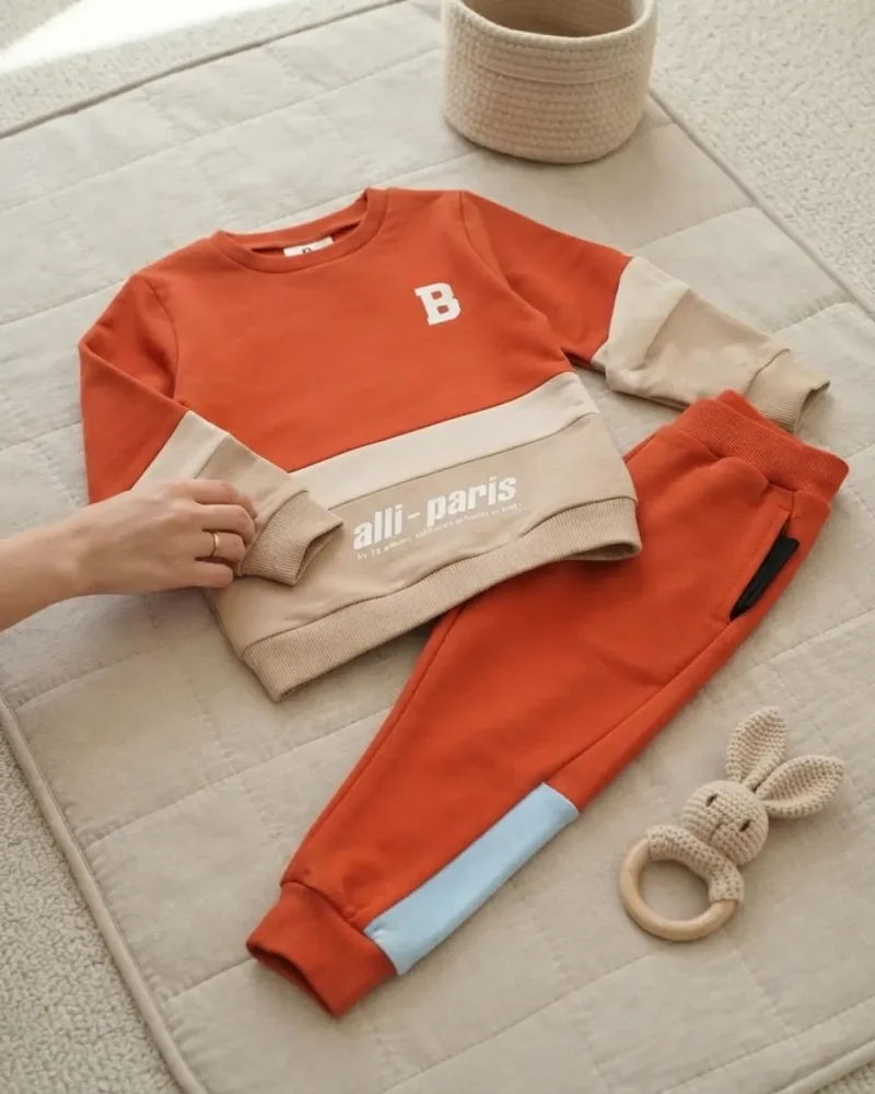 Erkek çocuk turuncu renk sweatshirt ve eşofman altı takım model – stilist ürün parçaları kompozisyonu
