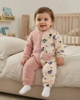 Kız bebek pembe-ekru renk bloklu kelebek desenli fermuarlı peluş tulum içinde gülümseyen kız çocuk – sentetik çocuk manken ile hero görünümü
